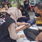 Tim ACT Kediri saat memeriksa tekanan darah salah satu warga. foto: ist.