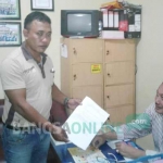 Bambang Supratman saat di Polres Kabupaten Sumenep menunjukkan bukti izin unjuk rasa yang bakal digelar Kamis mendatang.