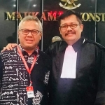 Sri Sugeng (kanan) bersama Ketua KPU RI Arief Budiman.
