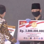Bupati Trenggalek Moh. Nur Arifin saat menerima penghargaan di Kemendagri Jakarta. foto: HERMAN/ BANGSAONLINE