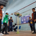 Dosen dan mahasiswa UNP saat memperagakan permainan Keronjang. (Ist).