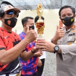 Kapolres Pamekasan AKBP Apip Ginanjar saat memberikan trofi bagi juara tembak reaksi.