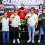 Pj Gubernur Jawa Timur Adhy Karyono bersama Kepala Dispora Jatim dan Sekretaris Umum PBSI Jatim foto bersama dengan para juara. Foto: Pemprov Jatim