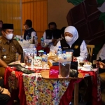 Gubernur Jawa Timur, Khofifah Indar Parawansa, saat berkunjung ke rumah cokelat di Kabupaten Madiun.