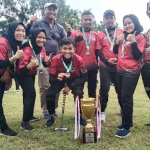 Tim Gateball Ngawi foto bersama piala.