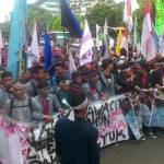 Aksi demo mahasiswa mengecam Presiden Jokowi yang dianggap  terlalu banyak pencitraan dan jago ngutang. Foto:  detik.com 