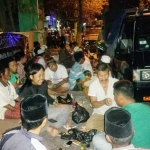 Para pendemo saat bermalam di depan kantor Bawaslu Pamekasan, Rabu (8/5) malam kemarin.