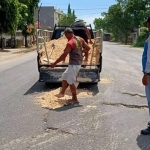 Forum Relawan Tambakboyo (FRT) saat melakukan penambalan jalan Nasional Pantai Utara Jawa (Pantura).