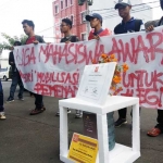 Aksi para mahasiswa saat demo sambil menyerahkan Galon Award untuk menyindir PDAM Jember.