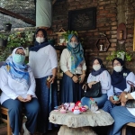 Ibu-ibu PKK di Desa Ngampelsari Kecamatan Candi saat berkumpul membuat berbagai macam decoupage dompet, bros, dan boneka. 