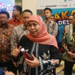 Gubernur Jawa Timur, Khofifah Indar Parawansa, saat memberi keterangan kepada awak media.