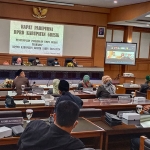 DPRD Gresik saat menggelar paripurna PU terhadap raperda RPJMD 2021-2026. (foto: SYUHUD/ BANGSAONLINE)