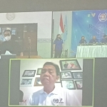 Kepala Dinas Kominfo Kota Kediri, Apip Permana (kiri atas) dan Ketua PWI Jawa Timur, Ainur Rohim (bawah) saat mengikuti Reker PWI Kediri melalui aplikasi zoom. foto: MUJI HARJITA/BANGSAONLINE