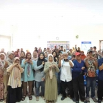 Wali Kota Mojokerto saat foto bersama para pelaku UMKM.