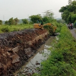 Salah satu kegiatan normalisasi yang dilakukan Dinas Sumber Daya Air dan Tata Ruang.