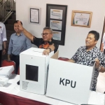 Ketua KPU RI, Arief Budiman didampingi komisioner KPU Jatim dan Gresik saat sidak di PT. Intan Ustrix Gresik. foto: SYUHUD/ BANGSAONLINE