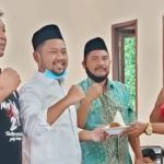 Gus Yani didampingi Ketua dan Sekretaris DPC PDIP Gresik Mujid Riduan dan Noto Utomo saat hadiri tasyakuran. foto: ist.