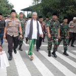 Rombongan Panglima dan Wakapolri disambut KH Ali Mashuri, pengasuh Ponpes Bumi Sholawat Sidoarjo.