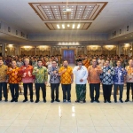 Bupati Gresik Fandi Akhmad Yani, bersama pimpinan DPRD, kepala Bappeda Jatim dan peserta Kick Off Penyusunan RKPD 2027. (Ist)