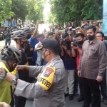 Kapolres Probolinggo Kota, AKBP Ambaryadi Wijaya saat menyematkan rompi kepada Pasukan Pemburu Pelanggar Protokol Kesehatan.