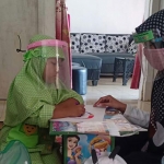 Para ustazah saat melaksanakan pembelajaran home visit di masing-masing rumah siswa. (foto: ist).