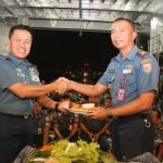Dansatgas Rimpac 2018 saat menyerahkan secara simbolis potongan tumpeng kepada Komandan KRI R.E Martadinata (REM) - 331 Kolonel Laut (P) Sandharianto.