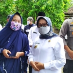 Bupati Jombang dan Kapolres Jombang saat meninjau wilayah banjir di Desa Jombok. (foto: AAN AMRULLOH/ BANGSAONLINE)