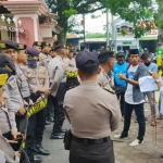 Puluhan warga saat demo di depan Kantor DPRD Kabupaten Pamekasan menuntut penghapusan parkir berlangganan.