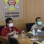 Kepala BKPPD Kota Kediri, Un Achmad (kiri), saat menyosialisasikan jadwal seleksi CASN. (foto: ist)