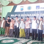 Kapolda Jatim, Irjen Pol Luki Hermawan bersama para ulama dan tokoh. Foto: SYUHUD A/BANGSAONLINE
