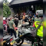 Tim gabungan saat membubarkan kerumunan di salah satu kafe di Jalan Dr. Sutomo Kecamatan Kebomas. foto: ist.