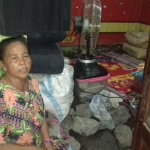 Ny. Aliyati saat ditemui di rumahnya di Kelurahan Mayangan, Kota Probolinggo. Tampak batu-batu yang disusun sebagai alas tidur karena rumahnya sering kebanjiran.