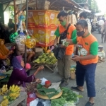 Relawan dan Pengurus RAPI Wilayah 19 Pamekasan sedang membagikan masker di pasar tumpah Bilangan. 