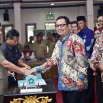 Bupati Fadeli menyalami salah satu anggota BPD usai pelantikan. 