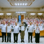 Kepala BKPSDM Gresik, Agung Endro Dwi Setyo Utomo, dan Asisten III, Suprapto, bersama para ASN yang menerima SK kenaikan pangkat. Foto: Ist