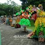 Fashion show berbahan daur ulang. Foto: Rony S/ bangsaonline