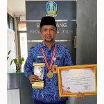 Kepala BPPD Sidoarjo, Ari Suryono, saat menerima Inotek Award 2021 di Kantor Balitbang Provinsi Jatim. Foto: Ist