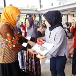 Gubernur Khofifah saat menyalurkan bantuan secara simbolis kepada salah satu penerima.