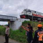 Pelaku pencurian menunjukkan tempat pencurian baut
