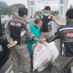 Petugas Satpol PP Kota Kediri saat mengamankan ODGJ yang sering membuang sampah di Sungai Brantas.