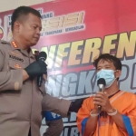 Pelaku, SY (42) saat ditanya Kapolresta Sidoarjo,Kombes Pol Kusumo Wahyu Bintoro, Kamis (15/12/2022).