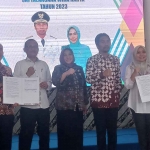 Bupati Madiun berfoto bersama tim Verifikator calon penerima penghargaan Satyalencana Wira Karya. Foto : Hendro Suhartono/BANGSAONLINE.com 