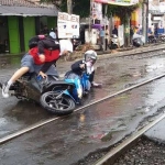 Foto yang beredar di internet terkait seringnya kecelakaan pengendara roda 2 yang melintas di rel serong Jalan Yos Sudarso Kota Madiun.