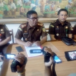 Kajari Sidoarjo Budi Handaka, saat memberikan keterangan, Senin (31/12). foto: CATUR A/ BANGSAONLINE