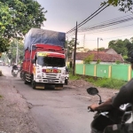 Tampak truk bertonase berat melintas di Ruas Jalan Gununggangsir - Cangkringmalang Kecamatan Beji yang notabene kelas II.