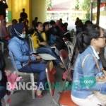 Warga sedang antre mengurus e-KTP di kantor Kecamatan Mojoagung, Kamis (25/8) pagi. foto: ROMZA/BANGSAONLINE