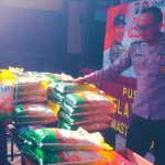 Penyaluran beras SPHP untuk warga di Polsek Sumberrejo, Bojonegoro.