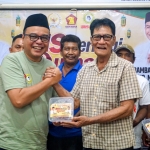 Ketua Tim Pemenangan BHS, Wahyudin menyerahkan paket daging kurban ke masyarakat, di Media Centre BHS, Rabu (27/5/2026). foto istimewa
