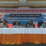 Konferensi Pers Pilkada Damai yang Ramah HAM di kantor KPU Jatim. FOTO : DIDI R/BANGSAONLINE