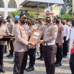 Sebanyak 63 personel Polresta Sidoarjo berprestasi dan satu warga sipil yang menjadi saksi kunci pengeroyokan anggota TNI di kawasan Terminal Purabaya, Waru, Sidoarjo mendapatkan penghargaan dari Kapolresta Sidoarjo. (foto: ist)